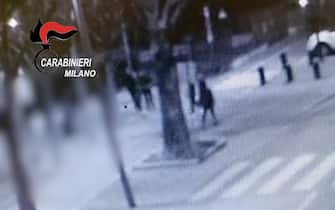 Le immagini di una rapina a Milano