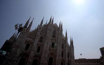 piazza duomo milano Il sole alto in cielo su piazza del Duomo a Milano. Anche oggi il capoluogo lombardo è stato una della città più calde d'Italia, 6 luglio 2015.
MATTEO BAZZI / ANSA
