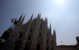 Il sole alto in cielo su piazza del Duomo a Milano. Anche oggi il capoluogo lombardo è stato una della città più calde d'Italia, 6 luglio 2015.
MATTEO BAZZI / ANSA