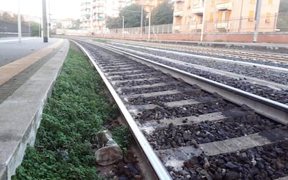 Treno deraglia per frana caduta su binari nel Casertano: nessun ferito