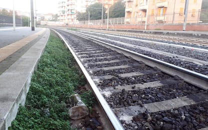 Milano, gru cade sui binari della metro: linea sospesa