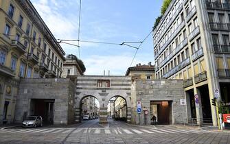 Una veduta di via Manzoni con gli Archi di Porta Nuova che appare quasi deserta alla vigilia di Ferragosto. Milano, 14 Agosto 2017. ANSA/FLAVIO LO SCALZO