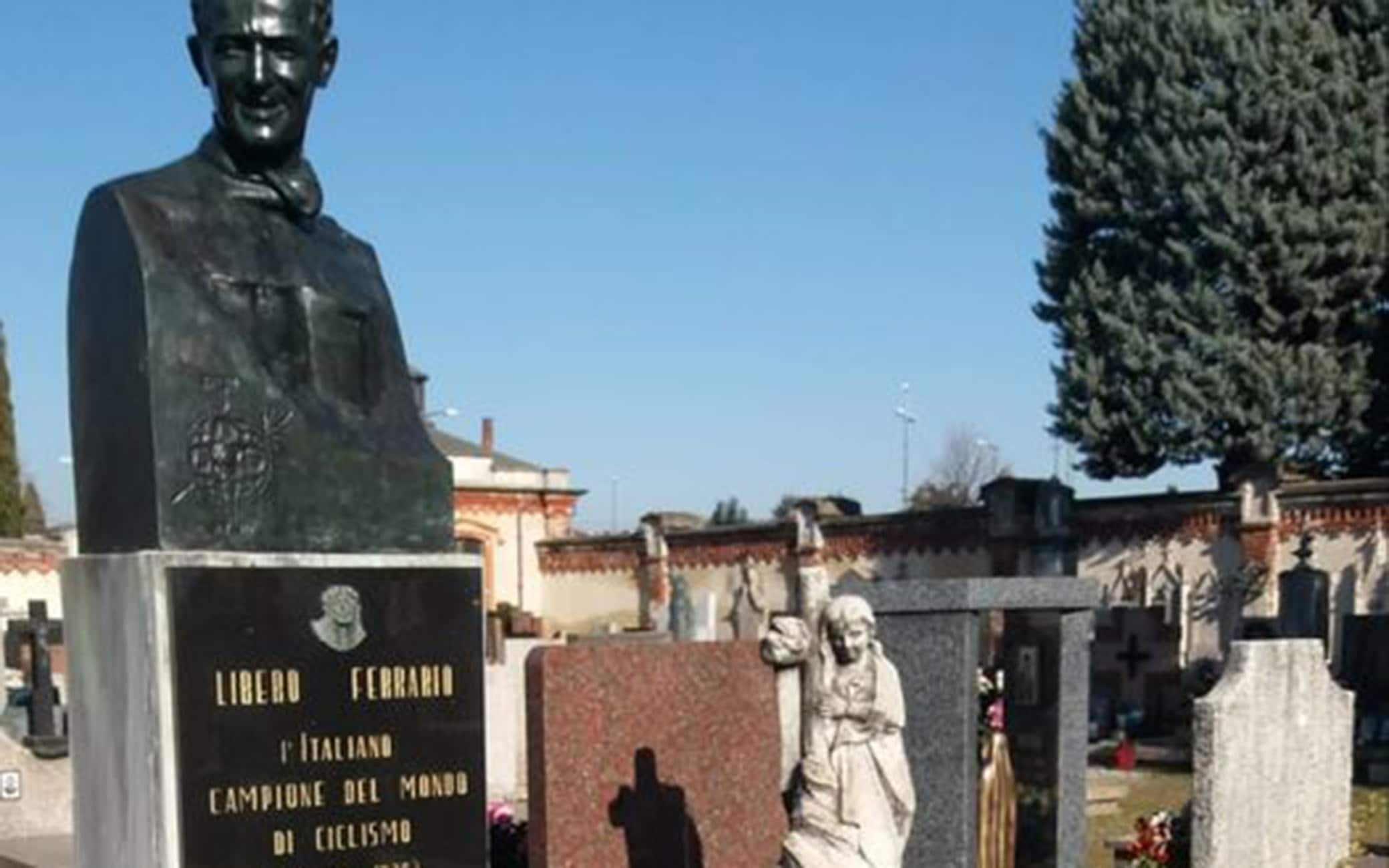 La statua di bronzo sulla tomba di Libero Ferrario nel cimitero di Parabiago La statua di bronzo sulla tomba di Libero Ferrario nel cimitero di Parabiago