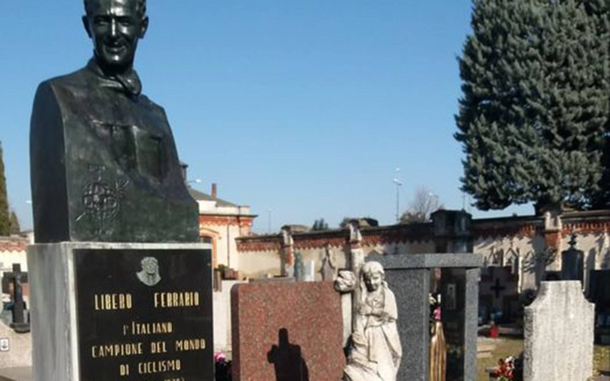 La statua di bronzo sulla tomba di Libero Ferrario nel cimitero di Parabiago