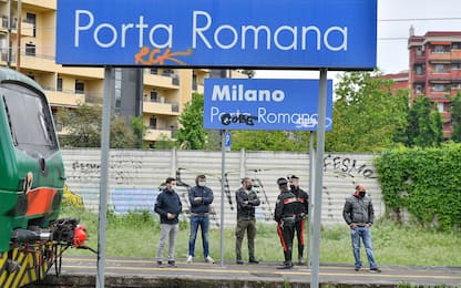 Milano, striscione No Tav sui binari: spray sul macchinista