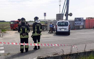 Due vigili del fuoco nel cantiere edile dove un operaio è morto schiacciato da un carico a Pagazzano (Bergamo), 6 maggio 2021. ANSA/ STEFANO CAVICCHI