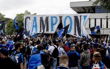 Milano, festa Inter: oltre un migliaio di tifosi fuori da San Siro