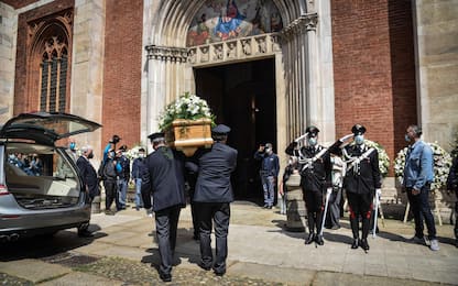 L'ultimo saluto a Carla Fracci, in tanti ai funerali nella sua Milano
