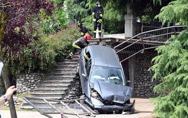 Un'auto è uscita di strada e ha investito un bambino di 3 anni che è stato portato in gravi condizioni in ospedale con l'elisoccorso, Paderno Dugnano (Milano), 2 giugno 2021. L'uomo al volante della vettura ha perso il controllo del mezzo che è finito fuori strada travolgendo il bambino, portato in codice
rosso all'ospedale Papa Giovanni di Bergamo. Ferito in modo meno grave anche l'autista della macchina. Sul posto l'Areu, i vigili del fuoco e i Carabinieri.
ANSA/ SERGIO PONTORIERO