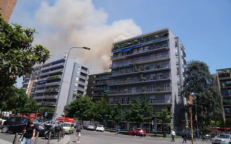 L'incendio nel palazzo in via Washington a Milano