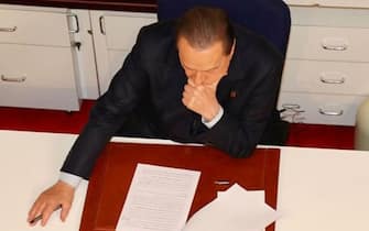 Silvio Berlusconi al avoro su una scrivania