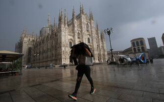 Milanesi e turisti in fuga da piazza Duomo per pioggia improvviso, Milano 21 settembre 2020, ANSA / PAOLO SALMOIRAGO
