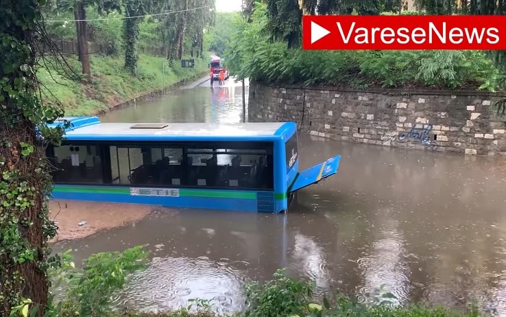 L'autobus intrappolato nell'acqua