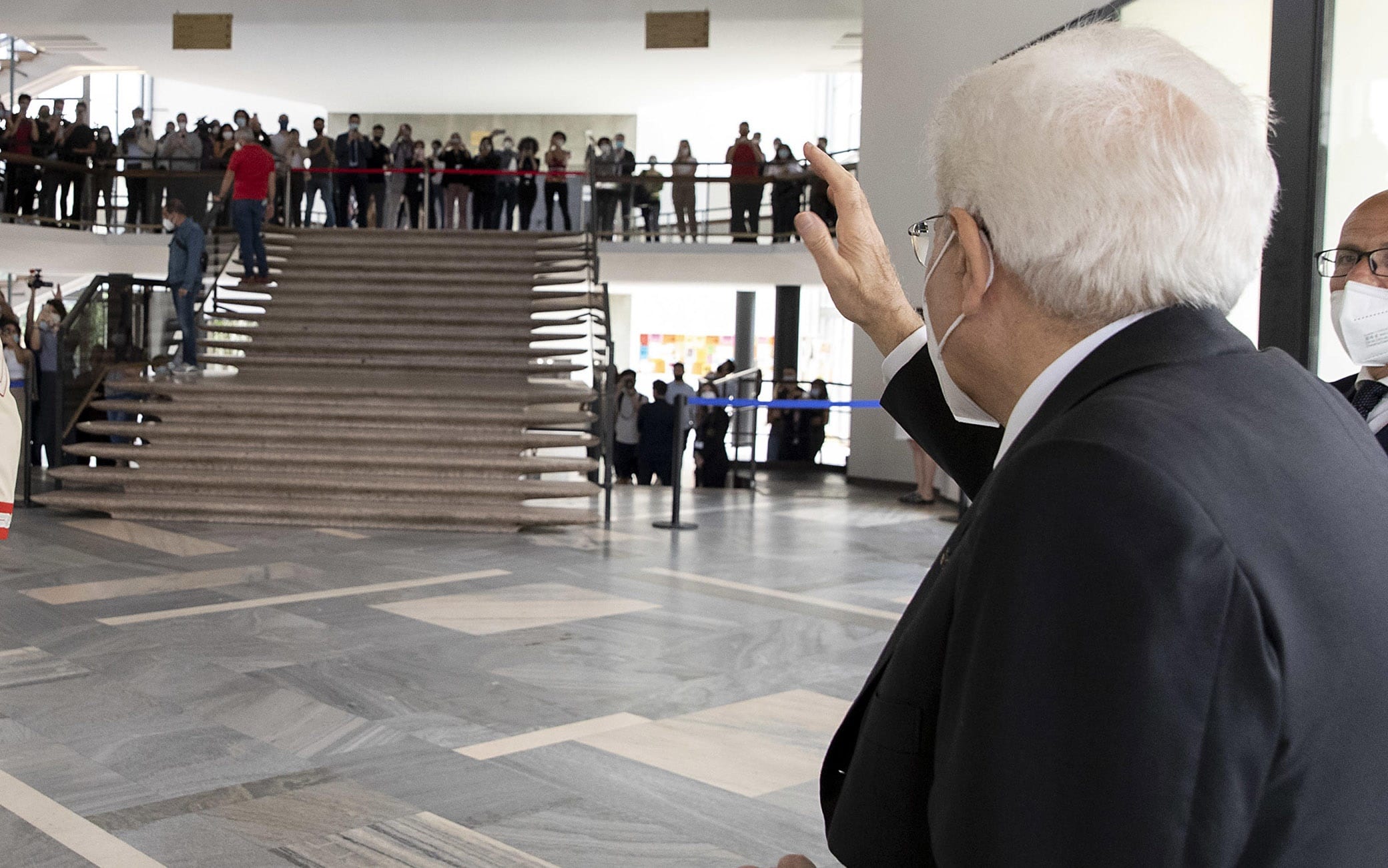 Il presidente della Repubblica, Sergio Mattarella, all'inaugurazione dell'anno accademico 2020-2021 dell'Università Statale di Milano Il Presidente della Repubblica Sergio Mattarella alla cerimonia per l’anno accademico 2020- 2021 dell’Università degli Studi di Milano risponde al saluto degli studenti, Roma, 8 Giugno 2021. ANSA/US/QUIRINALE/PAOLO GIANDOTTI