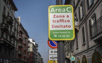 Covid Milano, nuovi divieti auto Area C slittano fino a fine emergenza