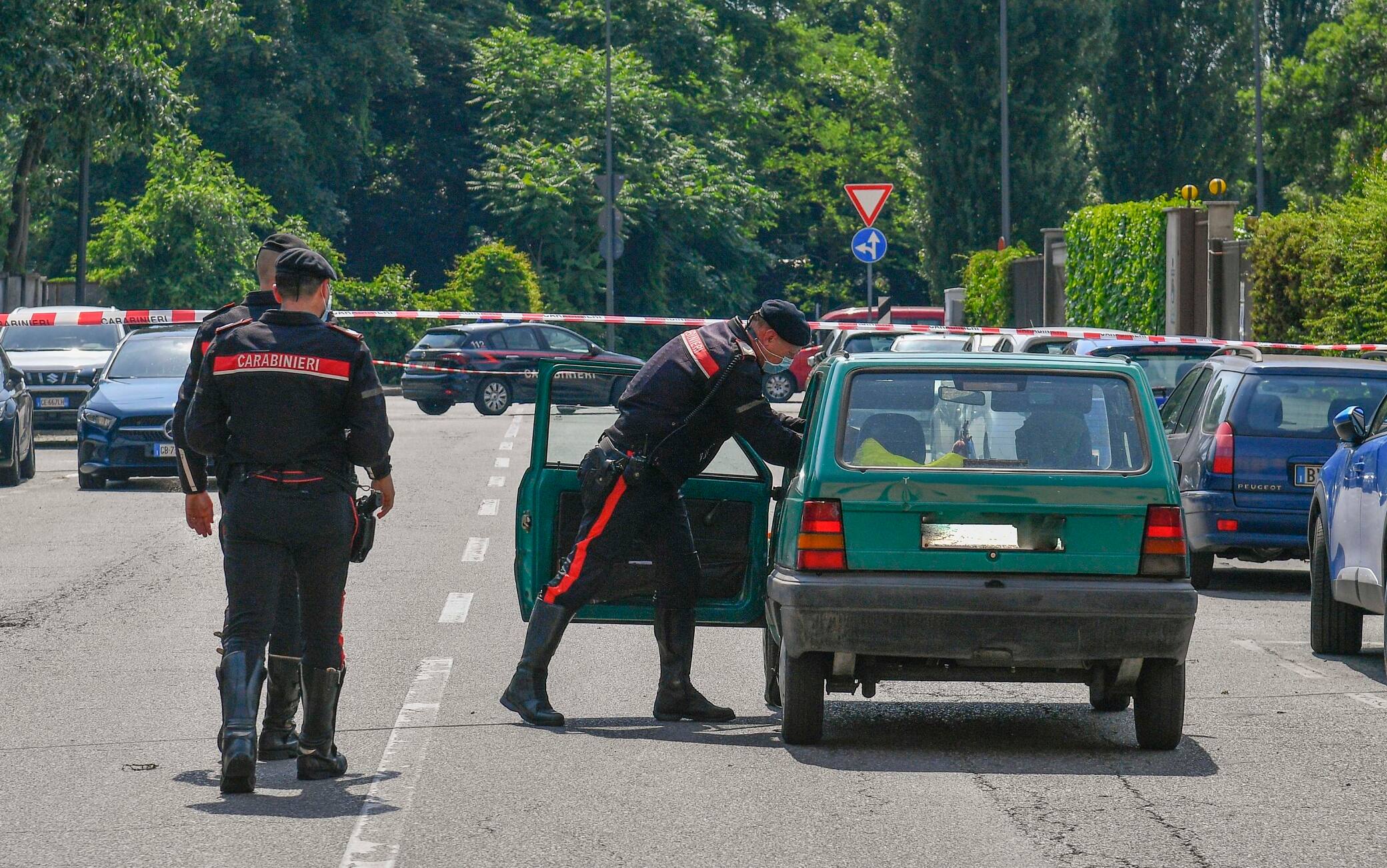 Carabinieri intervenuti in via Amantea, all'angolo con via quinto Romano, per soccorrere un uomo di 54 anni, agonizzante a bordo di un'auto con ferite da taglio. L'uomo è stato trasportato all'Ospedale San Carlo, dove è morto. L'ipotesi prevalente è l'omicidio, Milano, 12 Giugno 2021.  
ANSA/ANDREA FASANI