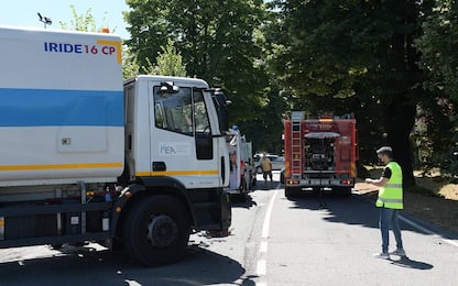Melegnano, scontro fra moto e camion nettezza urbana: morto 27enne