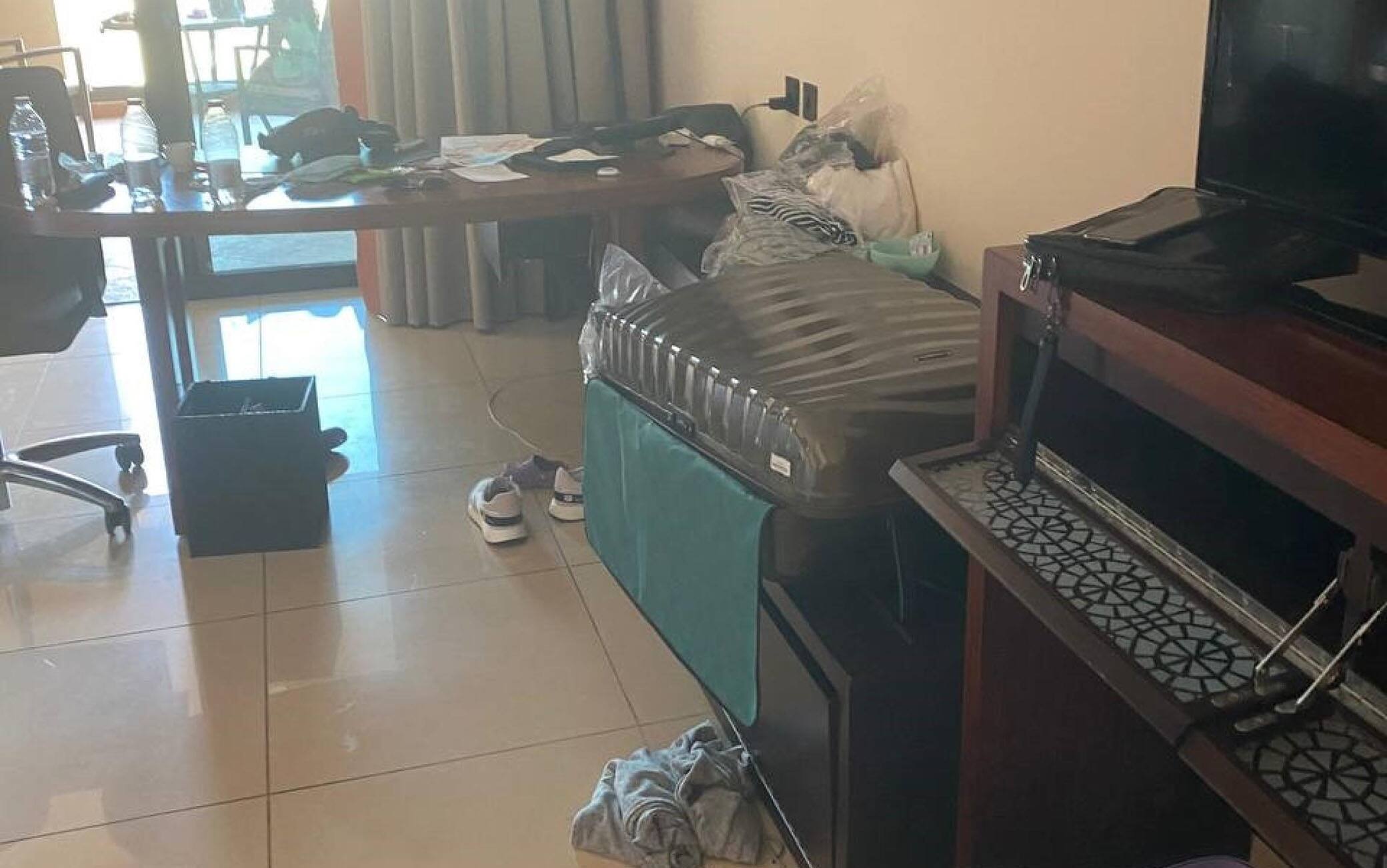 Un'immagine della camera di albergo a Dubai, dove Andrea Giuseppe Costantino, 49 anni, trader milanese nel petrolio, e' stato arrestato dopo una perquisizione davanti agli occhi di moglie e figlioletta. L'uomo da tre mesi e mezzo e' in prigione ad Abu Dhabi, 3 luglio 2021.
ANSA