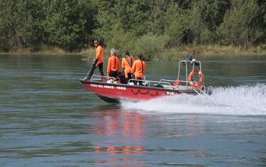 Donna resta bloccata da piena nel fiume, soccorsa in Ossola