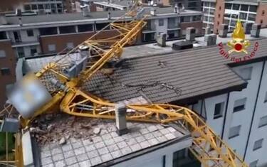 Tromba d'aria a Rozzano, gru crolla su un palazzo. VIDEO