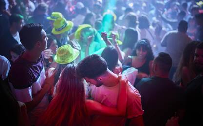 Covid, oltre 600 persone sorprese in una discoteca a Bellagio