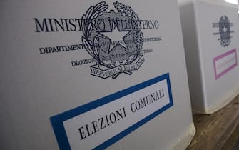Un momento delle votazioni per le elezioni comunali a Roma nel seggio di Piazza del Collegio Romano, 05 giugno 2016. ANSA/ANGELO CARCONI