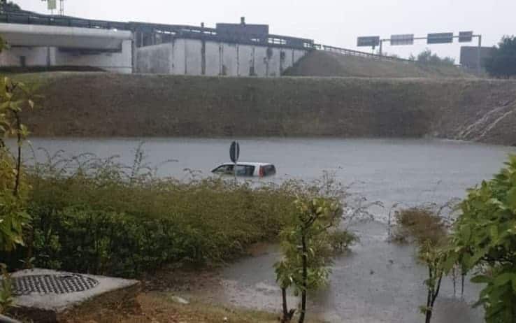 La vettura intrappolata in acqua