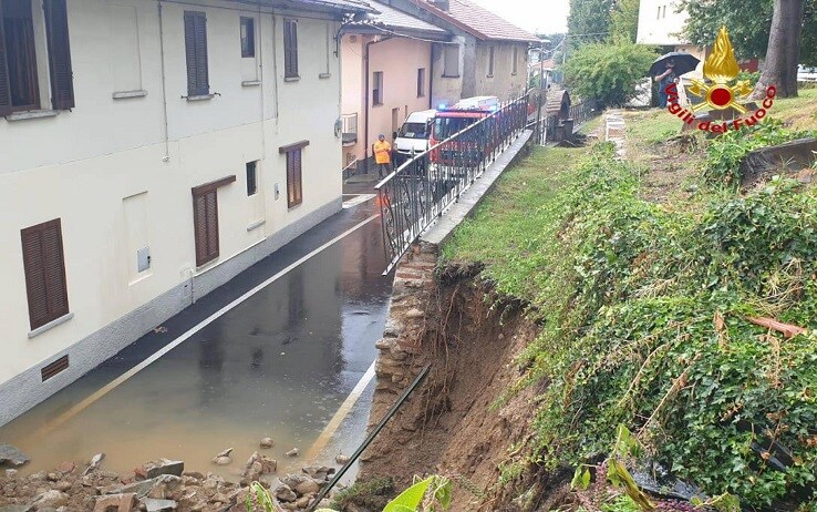 Una parete di contenimento crollata a Jerago Con Orago Un fermo immagine tratto da un video dei vigili del fuoco di Varese, 19 settembre 2021: Una parete di contenimento è crollata a Jerago Con Orago (Varese), a causa delle forti piogge che si sono abbattute questa mattina nel Varesotto e nel Milanese. Sul posto i vigili del fuoco del Comando Provinciale di Varese, per sgombrare la strada dai detriti. Il crollo ha interessato anche una tubatura del gas. A Busto Arsizio (Varese) un'auto è finita sommersa dall'acqua, in un sottopasso limitrofo alla stazione ferroviaria. Il Comune ha diramato un alert per avvisare i cittadini e chiedere loro di non uscire di casa.
ANSA/VIGILIDEL FUOCO EDITORIAL USE ONLY NO SALES