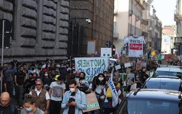 Fridays For Future, partenza da Largo Cairoli
Giovani e studenti marciano in corteo a migliaia partendo da Largo Cairoli per manifestare contro i cambiamenti climatici ed il surriscaldamento globale nel clima di pre cop26 