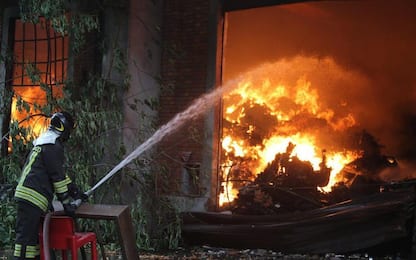 Incendio a Varedo, rogo in area industriale dismessa