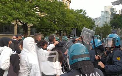 Milano, Pre Cop26: tensioni tra attivisti e forze dell’ordine. VIDEO