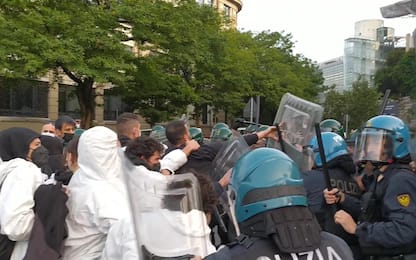 Milano, Pre Cop26: tensioni tra attivisti e forze dell’ordine. VIDEO
