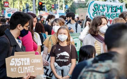 Milano, attivisti clima occupano Piazza Affari. Oggi corteo con Greta