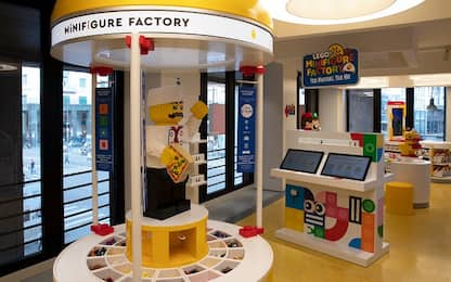 Milano, novità allo store Lego: arriva la Minifigure Factory