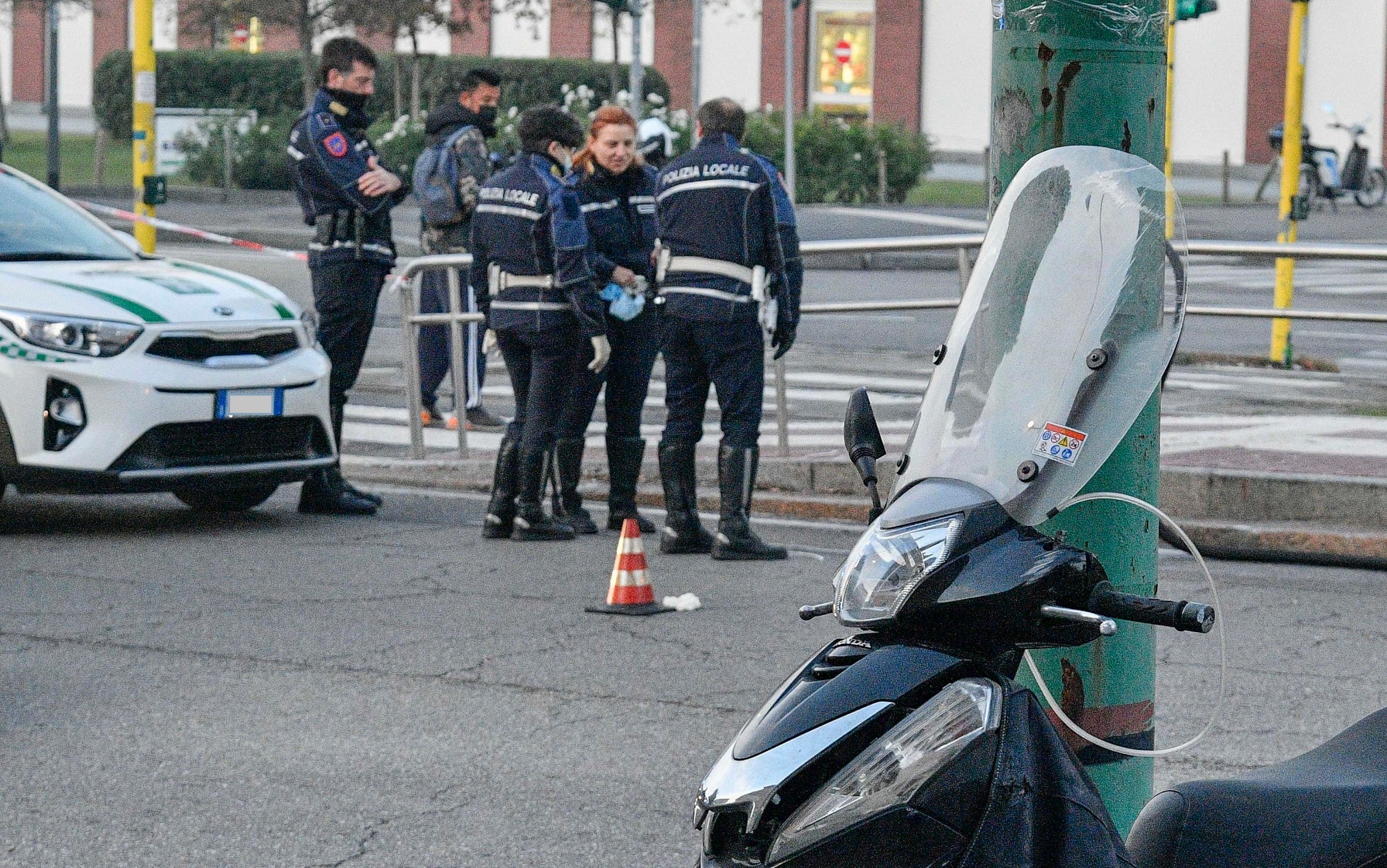 Gli agenti della Polizia locale sul luogo dell'incidente mortale, Milano, 27 ottobre 2021. Un motociclista di 56 anni è morto poco prima delle 6 nello scontro con un altro mezzo, probabilmente pesante, il cui conducente non si è fermato per i soccorsi in via Ripamonti a Milano. Le indagini per risalire a chi era alla guida del mezzo sono affidate agli agenti della Polizia locale.  ANSA/ ANDREA FASANI