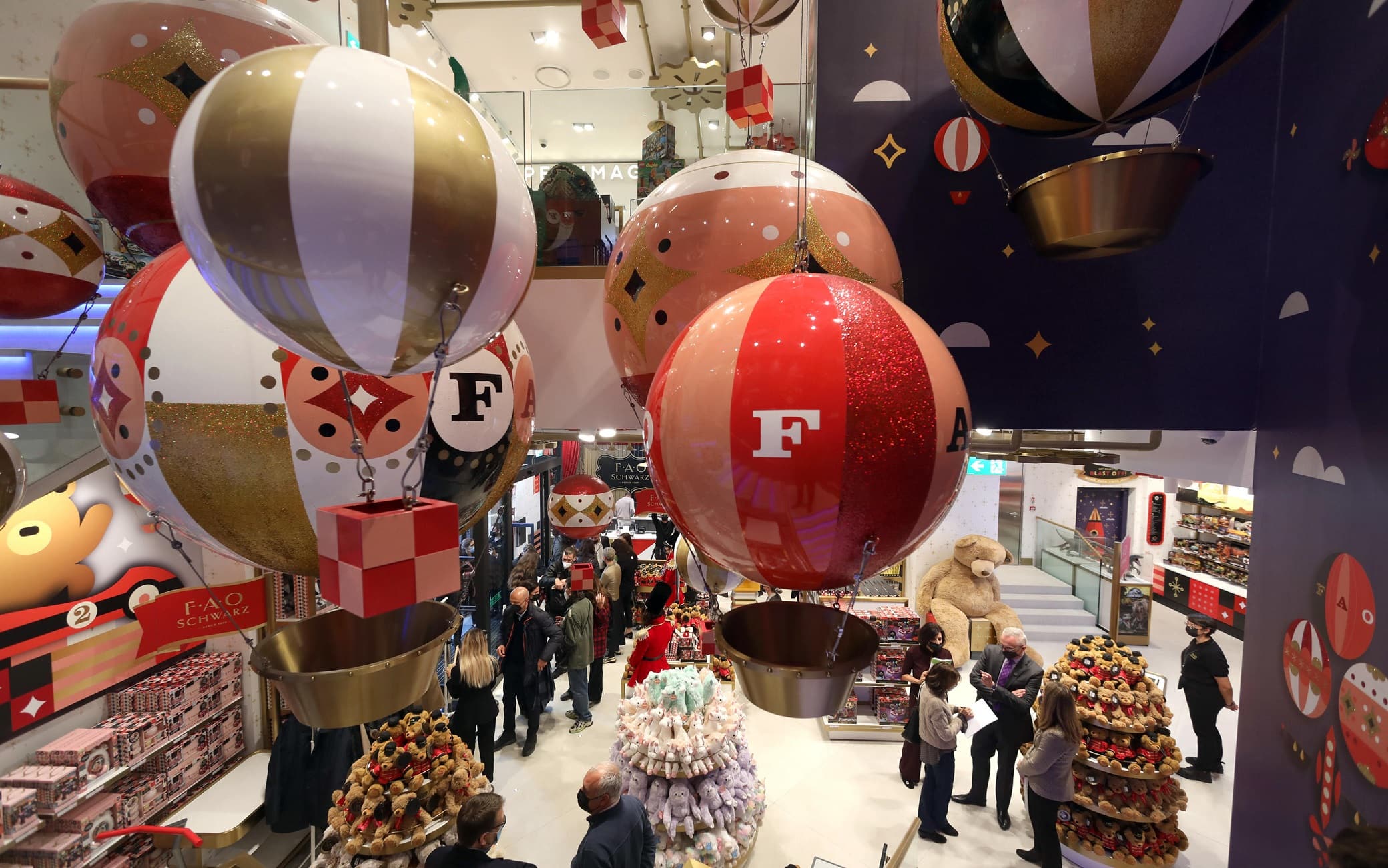 Giocattoli esposti in occasione dell'inaugurazione del negozio di giocattoli  FAO Schwarz  il marchio fondato nel 1862 che fa il suo primo ingresso in Europa, Milano, 27 Ottobre 2021. ANSA / MATTEO BAZZI