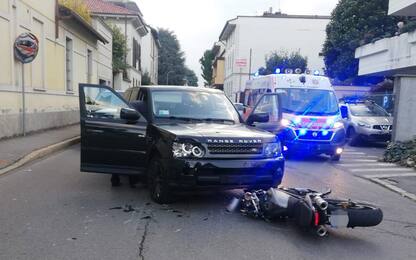 Incidente a Seregno, scontro tra auto e moto: un morto