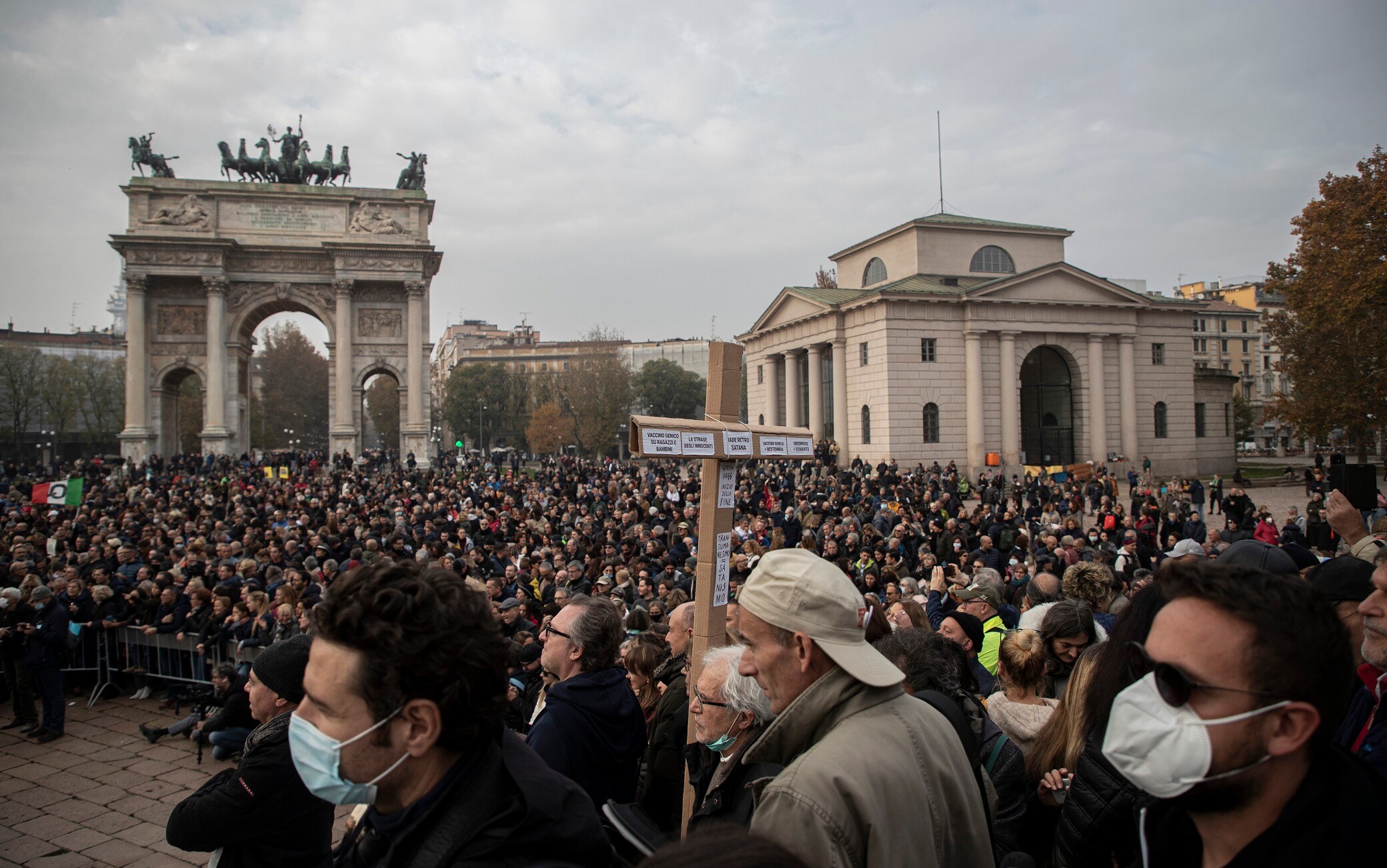 La manifestazione All’arco della pace si svolge la Manifestazione di Children’s Help Defence contro il Green Pass,
13 Novembre 2021.
ANSA/MARCO OTTICO