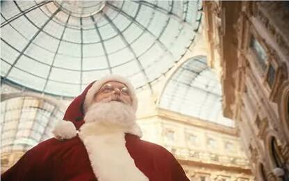 Babbo Natale turista a Milano prima di tornare in tram al Polo Nord