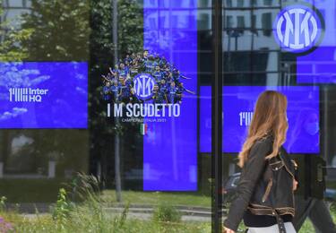 Una persona osserva la vetrata al'entrata della sede dell'Inter, Milano, 3 maggio 2021. ANSA/DANIEL DAL ZENNARO