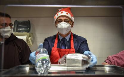 Milano, il sindaco Sala serve i pasti alla mensa per i senzatetto