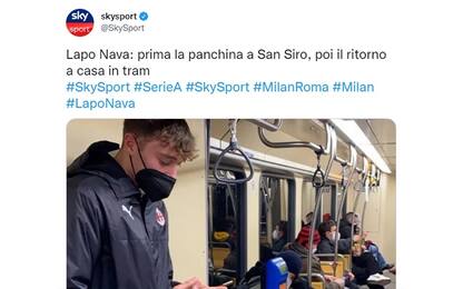 Lapo Nava, portiere del Milan, a casa in tram dopo la gara con la Roma