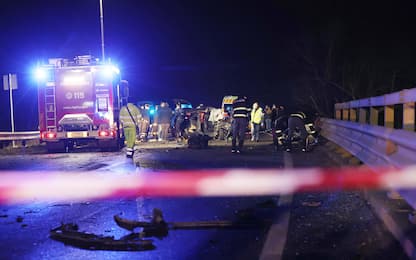 Incidente nel Bresciano, scontro tra auto e bus: morti 5 ragazzi
