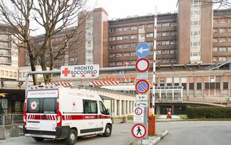 Ambulanze entrano agli Spedali Civili di Brescia, Brescia, 23 febbraio 2021. Ansa/Davide Brunori