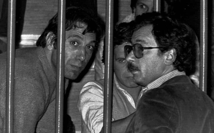 A sinistra l'ex brigatista Corrado Alunni, a destra il suo legale durante un processo nel 1980