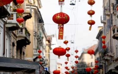 Lanterne appese lungo tutta via Paolo Sarpi per i festeggiamenti del capodanno cinese a Milano, 24 gennaio 2020.
ANSA/Mourad Balti Touati