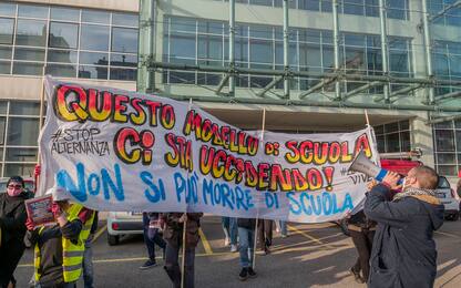 Manifestazione a Milano, blitz degli studenti al provveditorato