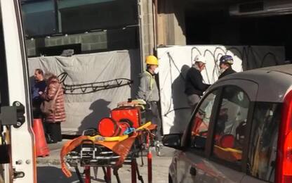 Milano, operai precipitati nel vano ascensore: stabile 26enne ferito