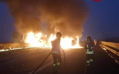 Camion in fiamme su A1 a Lodi: riaperta una corsia in direzione Sud