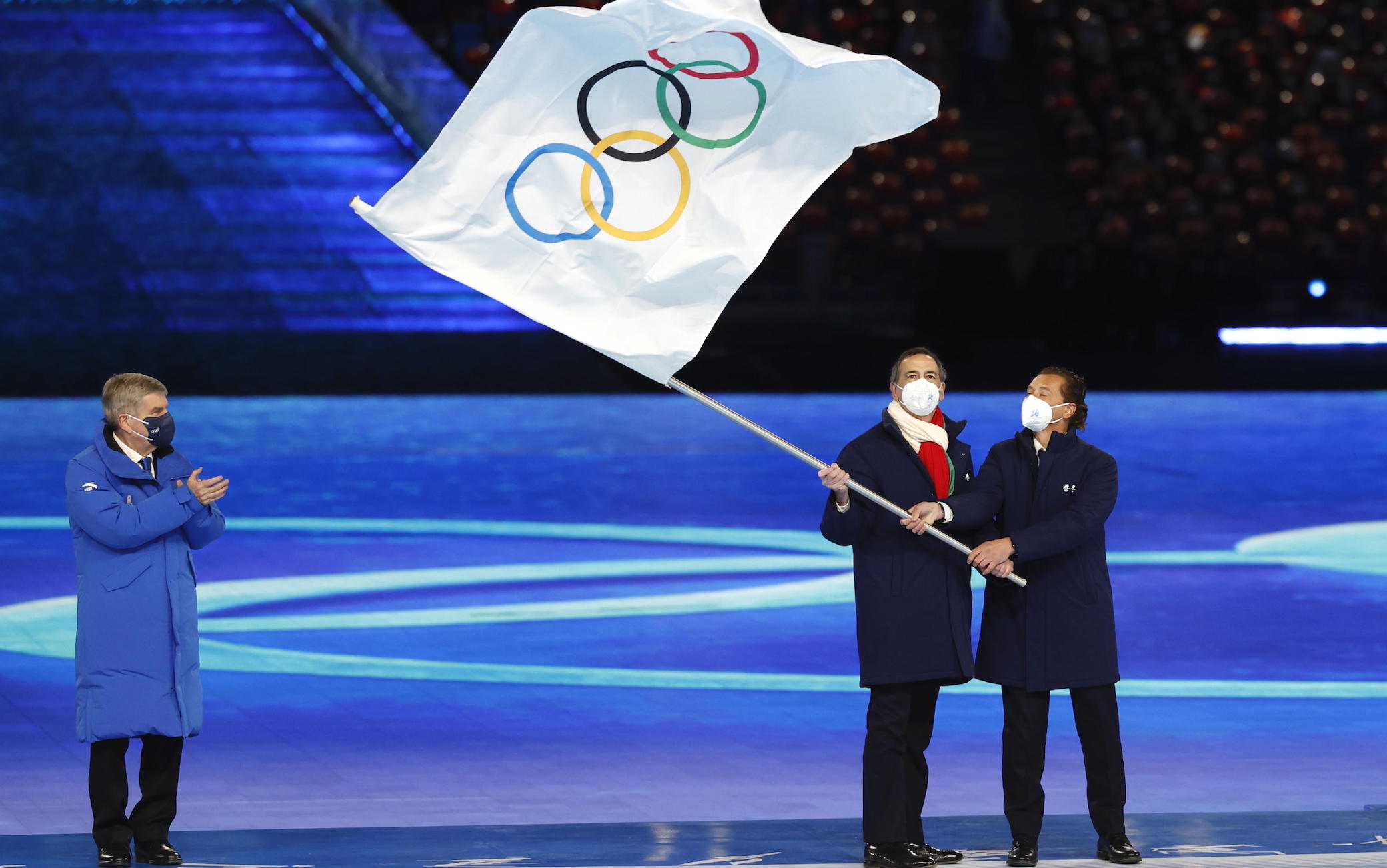 Церемония закрытии олимпиады. Олимпийский флаг 2022. Олимпийский комитет России на зимних Олимпийских играх 2022.